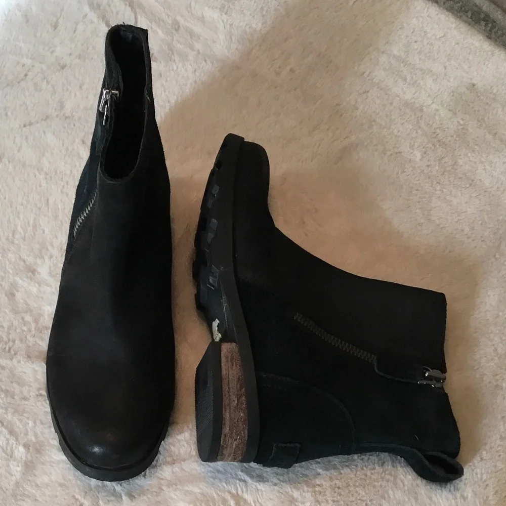 Sorel Emelie Black Suede Waterproof Zip Booties - Size 5